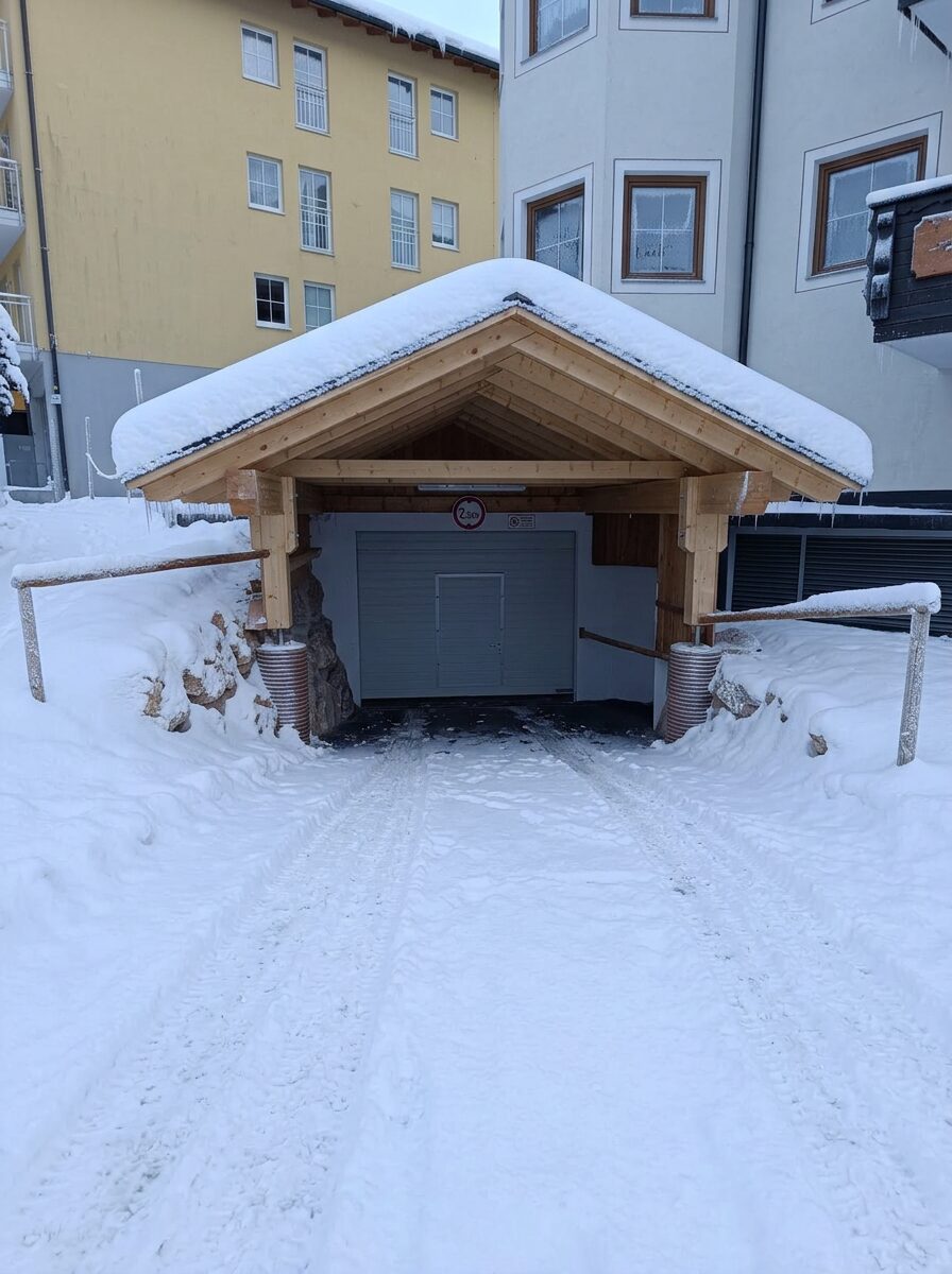 Einfahrt zur hauseigenen Tiefgarage im Winter